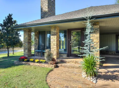 Private Cabin on acreage with pool & tennis court!