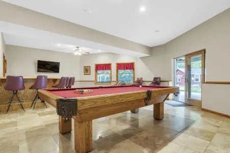 Kingsville Lodge Private Retreathot tub, pond, boats, gameroom, + more