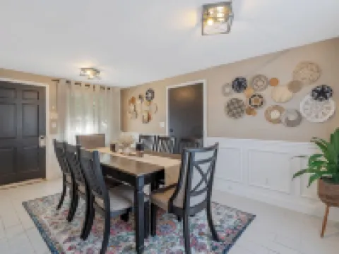 Comfy and cozy 4-bedroom minutes to SU, Hospitals, and downtown Syracuse โรงแรมในซีราคิวส์