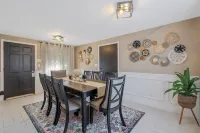 Comfy and cozy 4-bedroom minutes to SU, Hospitals, and downtown Syracuse Hotels in Syracuse