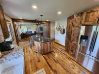 Gorgeous 5 bed Remodel near Downtown Hudson for Groups!