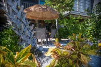 SANDY TUNDRA TOWNHOUSE, WATER-VIEWS, BOAT SLIP, PRIVATE BEACH, CLUB ACCESS