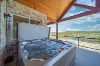 On The Rocks PK: Beautiful 5 Bedroom 3 bath home with pool and hot tub