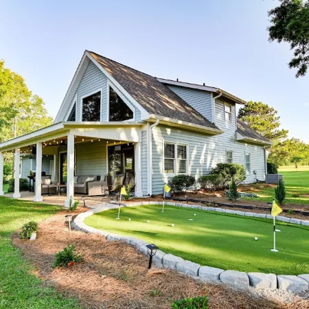 Walk to Dinner! Waterfront, Updated, Prime Location - Back Home Oconee