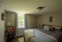 Cozy Cabin tucked in the woods. Pet-Friendly! 7 minutes from Ellicotville!