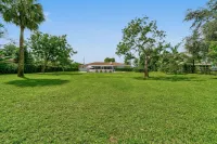 Beautiful Lakeside Oasis Hotels near Belvedere Baptist Church
