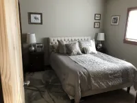River Rest Luxury Cabin - The Ruby. Beautiful River and Mountain Views!!