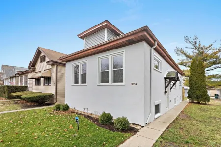 Berwyn Bungalow - Explore Chicago from a Modern, Hip Bungalow vacation home.