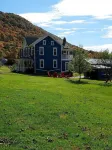 Historic Farmhouse with private river access to Juniata River