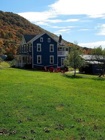 Historic Farmhouse with private river access to Juniata River