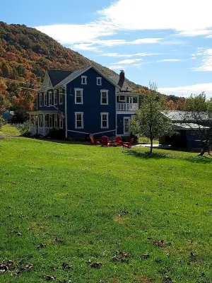 Historic Farmhouse with private river access to Juniata River