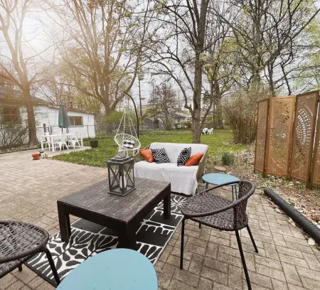 Family-sized home just a few blocks to downtown Main St King bed + fenced yard