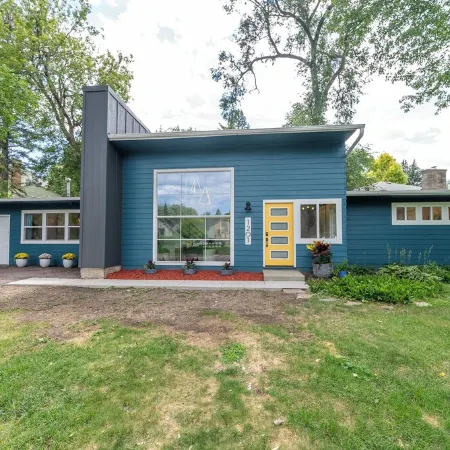 Jaw-dropping artistic mid-century modern home! Close to medical centers