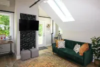 Loft on Main - DWTN, Beach, PVT Deck, Coffee Bar