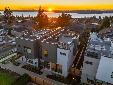 Unobstructed, Breathtaking Water Views RIGHT in Kirkland, WA. Отели рядом с достопримечательностью «Южный Киркленд Парк энд Райд»