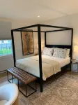 Steps from Downtown Mystic / Newly Renovated Modern Apartment
