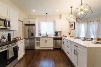 Boston Luxury Home, Free parking, 5 mins to the Casino, 10 minutes to airport. Hotels in Everett