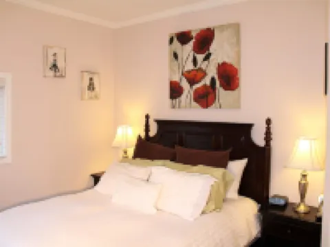 Quaint duplex with private yard. Walk to beach, dining, & shopping! Hotels in Greenwich