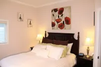 Quaint duplex with private yard. Walk to beach, dining, & shopping! Hotels in Greenwich