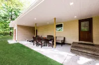 Spacious house with amazing back yard 10 min from the beach