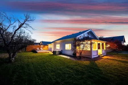 Jungalow Bungalow w/hot tub right across from WWU, close to downtown and shops!