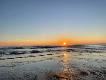 Modernized, renovated, cozy cottage steps away from a private beach.