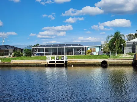 Tranquil Waterfront Pool Home with beautiful views and sunsets and great fishing Отели рядом с достопримечательностью «Кидстар Парк»