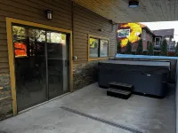 NEW COVERED PATIO WITH HOTTUB!! Large private 5 bdrm across from Canyon's.