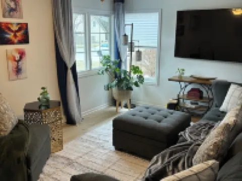 Charming 2-bedroom house with Feather Theme , WiFi in excellent Aurora 奧羅拉酒店