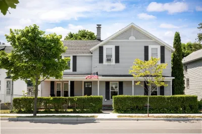 Frankfort In-Town Getaway Hotels near Rotary Park