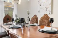 Spacious 5-bedroom house in delightful Bakersfield with AC, WiFi, Pet Friendly โรงแรมในเบเกอร์สฟีลด์