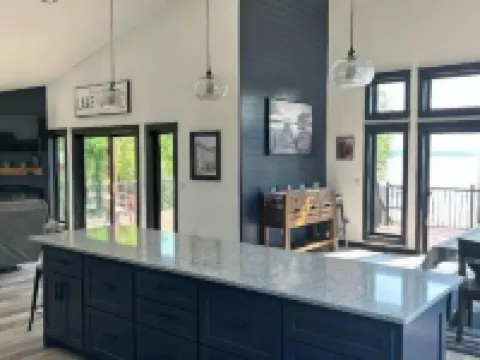 NEW House on Pristine Shell Lake! Right off the ATV/Snowmobile trails! 謝爾萊克酒店