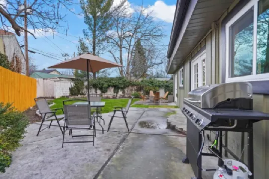 Yard w/ fire pit & grill, king bed, light filled