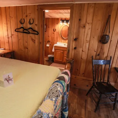 Hemingways cozy rustic cabin 5 min. from Cody
