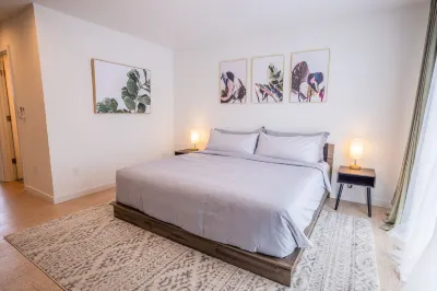 *NEW* 2BR Modern & Spacious Townhouse Mins to DT Seattle & Airport Hotels near Link Light Rail - Tukwila Station