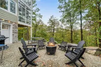 Luxury 7-bdr Mountain Top Home w/HotTub & GameRoom & Fireplace- Few Steps to SKI