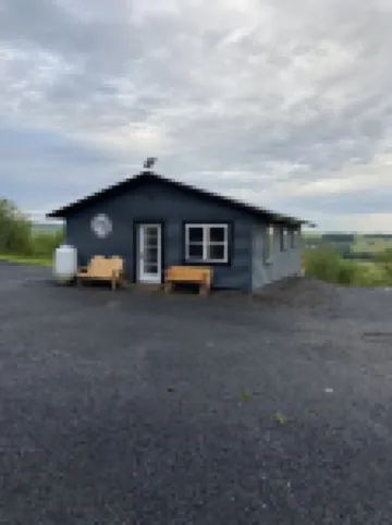 Beautiful Cabin Sleeps 4(up to 6) w/direct access to snowmobile and ATV trails!