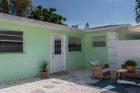 Newly Renovated Beach Retreat Hotel in zona Dancing Crane Gallery
