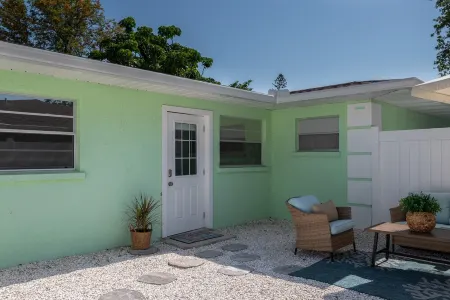 Newly Renovated Beach Retreat Отели в г. Брейдентон