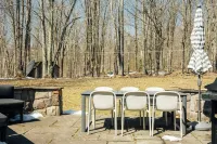 Escape to the Woods: 4-bedroom country house with hot tub spa, sauna, fireplace Hotels in Fallsburg