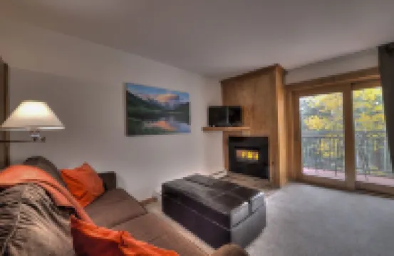 1 min. to slopes!Wake up & Ski! Steps to ski lift/gondola, shops & dining!