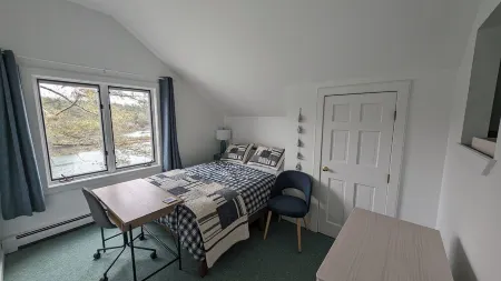 Blue Lobster! 2-Br/1.5 BA with Heat, AC, Deck and Seasonal Dock in Harpswell