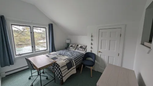 Blue Lobster! 2-bedroom house with Heat, AC, Deck and Seasonal Dock in Harpswell