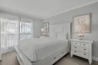 Destin Studio Condo, Completely Remodeled, Full Kitchen, Patio, Steps to Beach