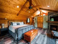 Romantic Secluded Cabin w/ Hot Tub, Private Driftless Escape Hotels in Freeman