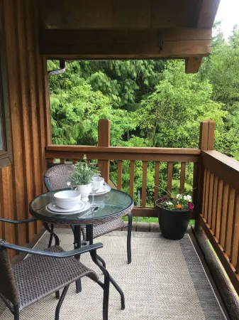 Get away from the stress and strain of life at this romantic mountain cabin.