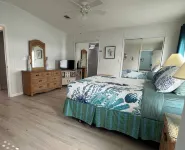 Quiet, clean & comfy 2 bed-2bath with 8000lb boat lift and large screened lanai Hotels near Fort Myers / Pine Island KOA Holiday