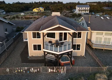 Seascape Villa - Oceanfront panoramic view - Hot tub Отели рядом с достопримечательностью «Брадис Ойстерс»