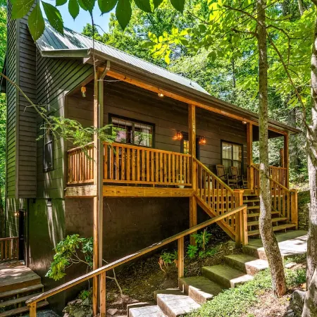 Clean & Quiet w/ Private HotTub Near Cades Cove