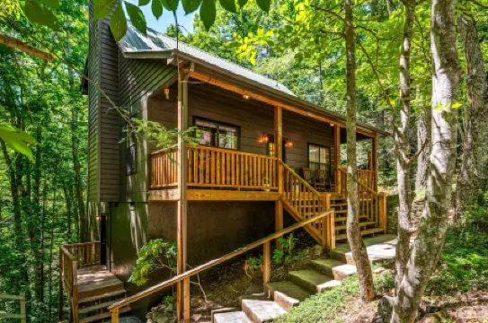 Clean & Quiet w/ Private HotTub Near Cades Cove